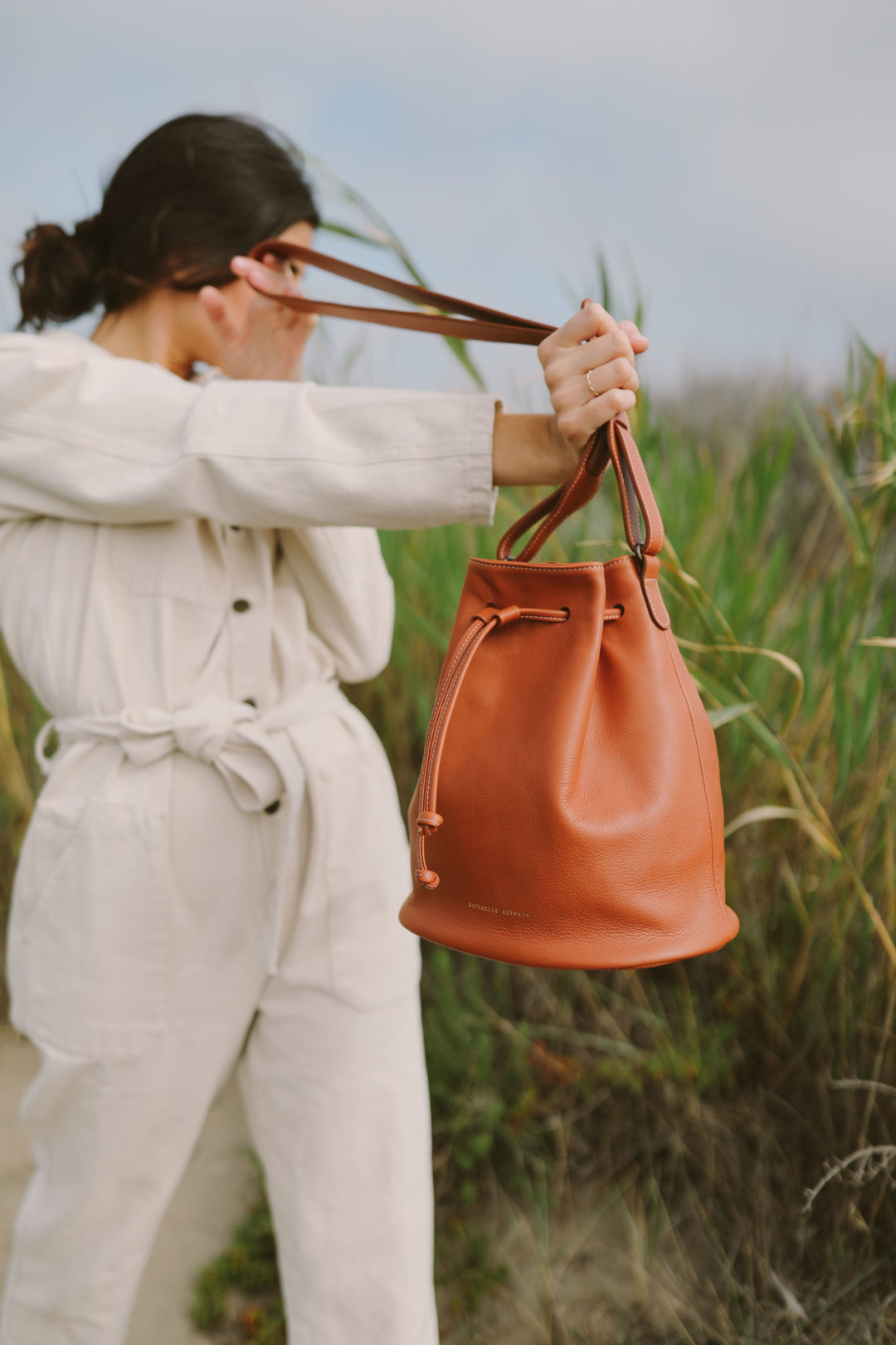 Raphaelle Germain Sac seau camel en cuir fabrique en France