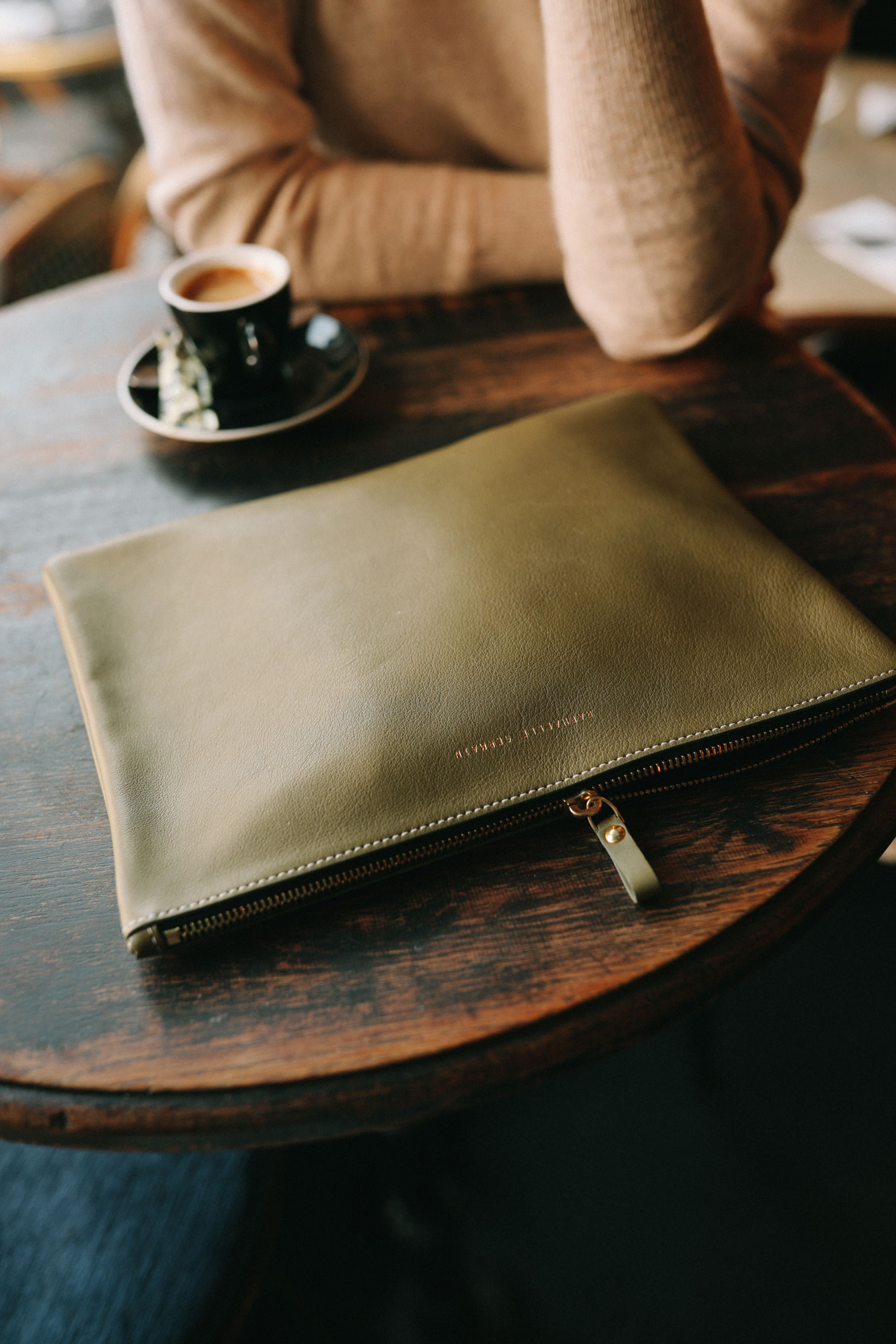 pochette-cuir-kaki-raphaelle-germain